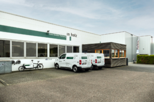 Außenansicht mit e-Fahrzeugen.